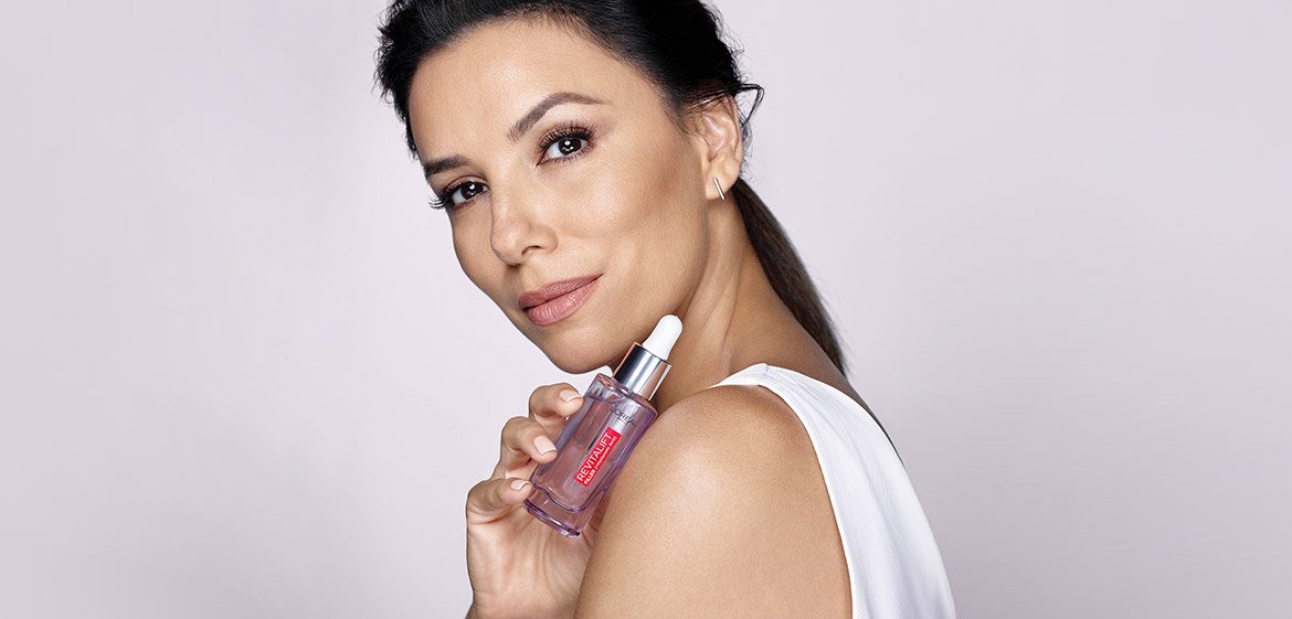 Eva Longoria zeigt ein L'Oréal Produkt in die Kamera